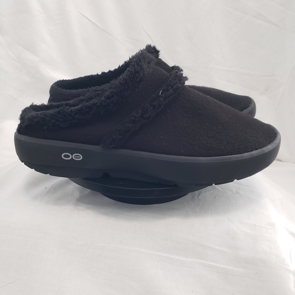 OOFOS Black Fuzzy Mules